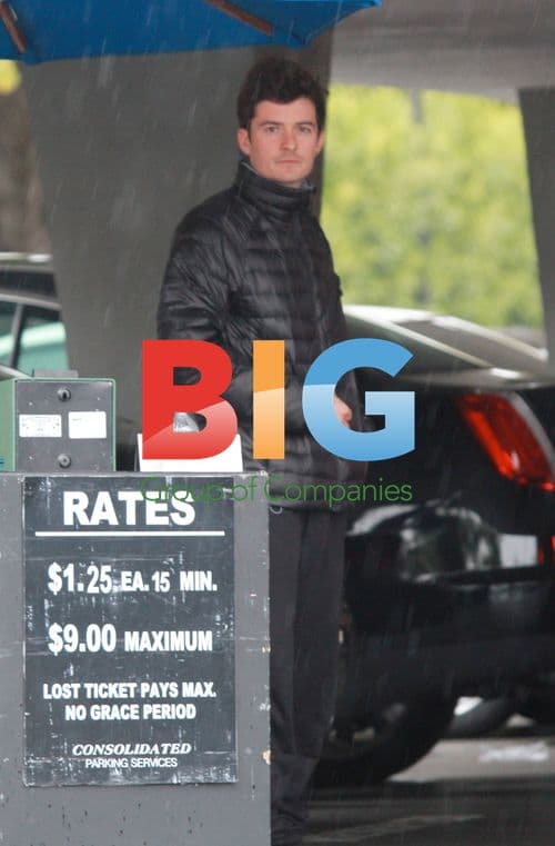 Orlando Bloom Collects Car from Valet