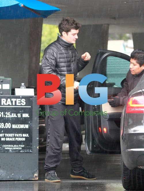 Tired-Looking Orlando Bloom Collects Car