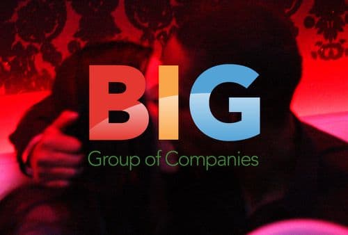 Singer Simon Webbe spotted kissing mystery girl