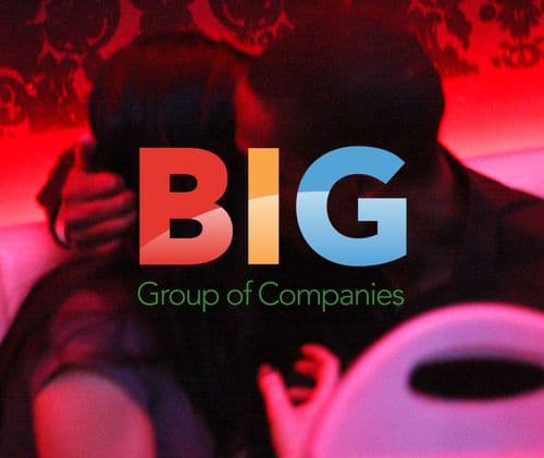 Singer Simon Webbe spotted snogging mystery girl