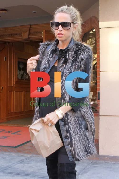 Pregnant Rachel Zoe at pharmacy