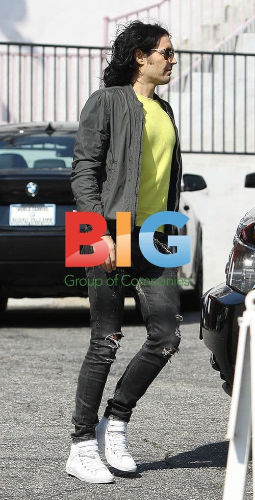 Russell Brand meets friends at Hollywood pub