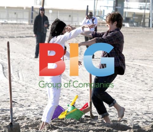 Courteney Cox and Dan Byrd playing on the beach