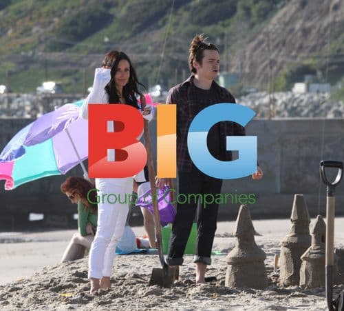 Courteney Cox & Dan Byrd on Beach