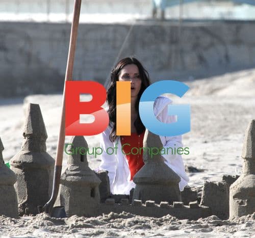 Courteney Cox & Dan Byrd on set in Malibu