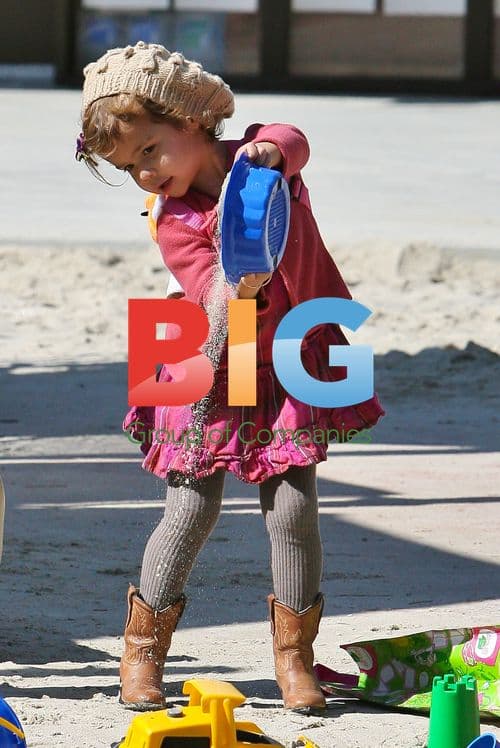 Jessica Alba's Daughter Honor at Playground