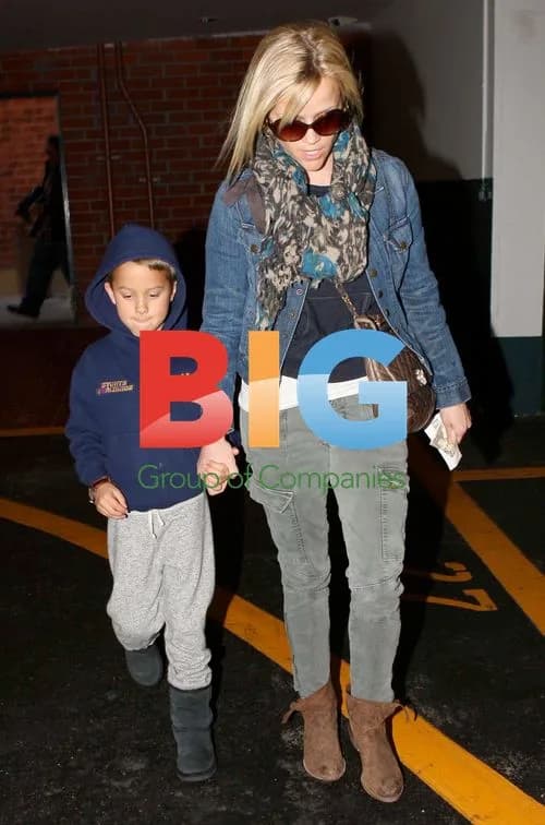 Reese Witherspoon takes son to dentist