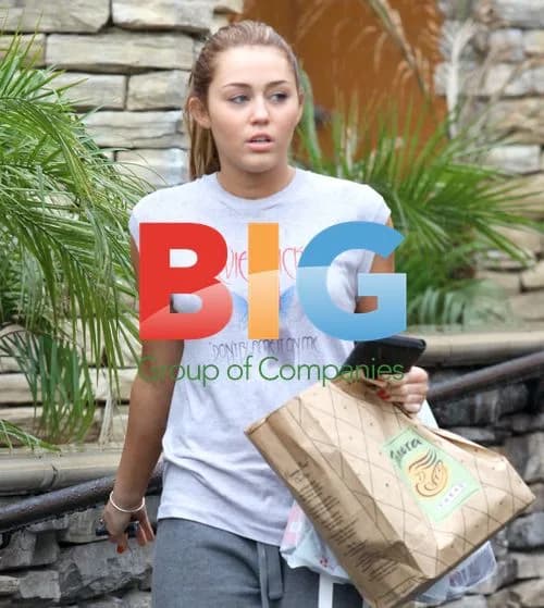 Miley Cyrus Shopping in Rain, Los Angeles