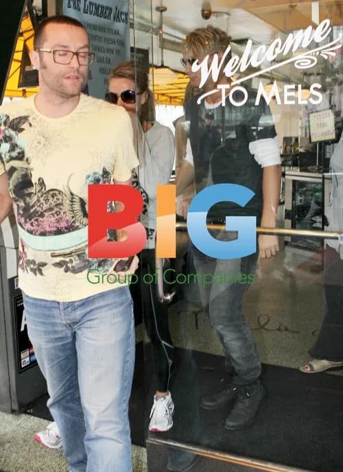 Katie Price Grabs Lunch at Mel's Diner