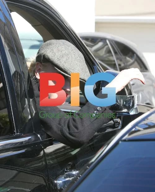 Gwen Stefani Helps Assistant in Parking Lot