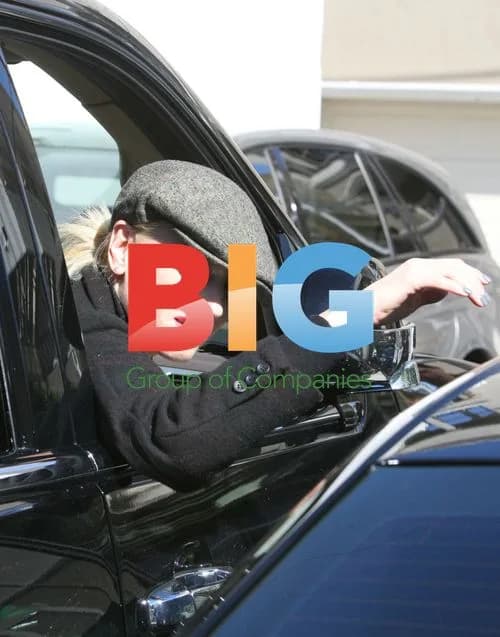 Gwen Stefani Assisting Assistant
