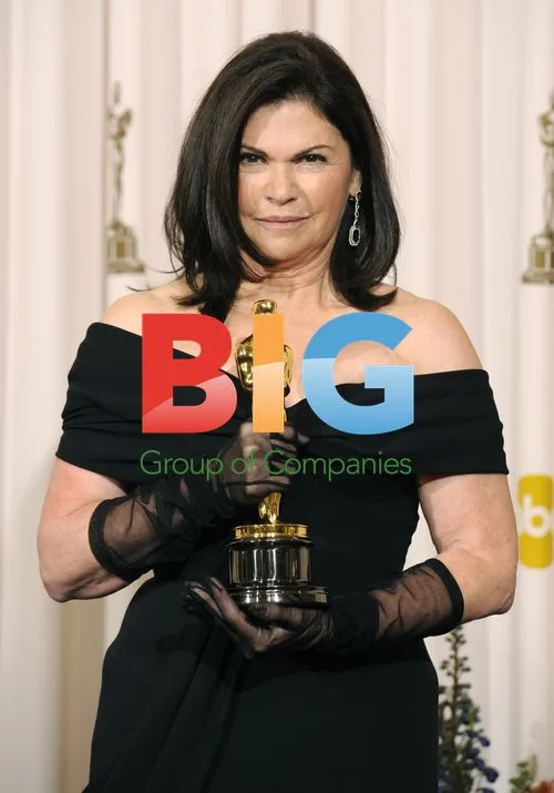 Colleen Atwood Poses with Oscar