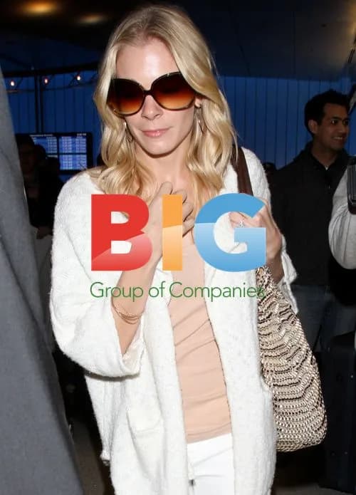 LeAnn Rimes at LAX with Engagement Ring