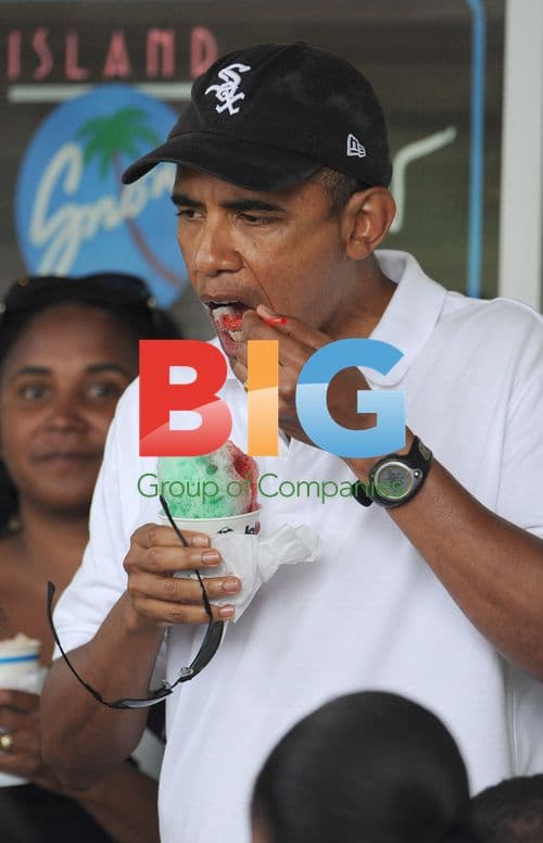 Obama enjoys shave ice in Hawaii