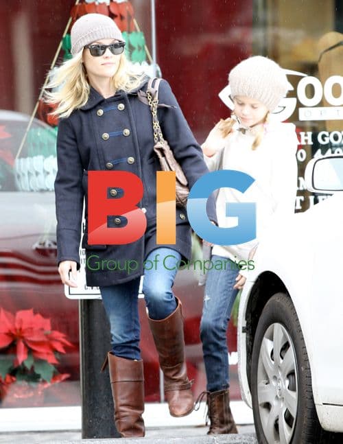 Reese Witherspoon Spotted Without Ring