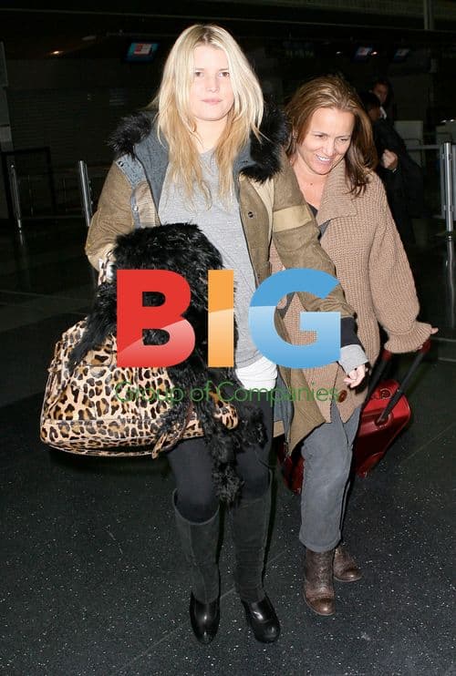 Jessica Simpson at JFK with mom Tina