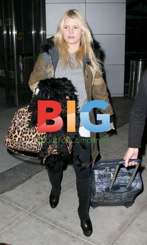 Jessica Simpson at JFK with mom Tina