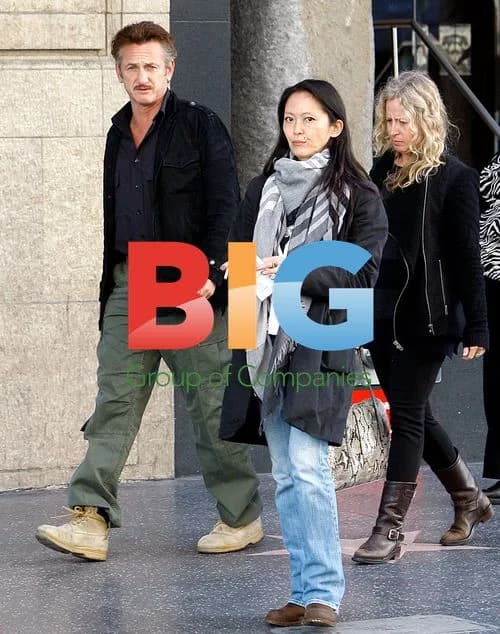 Sean Penn Grabs Lunch in Hollywood
