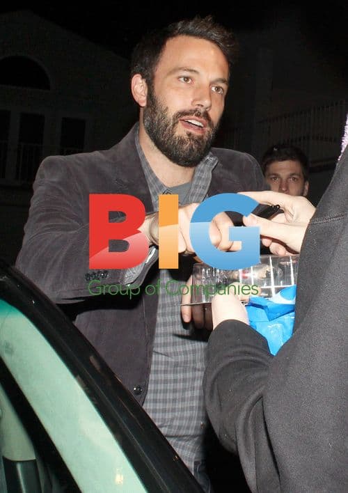 Ben Affleck signs 'Clerks' figure