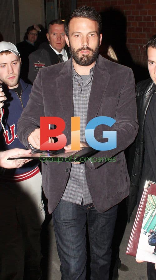 Ben Affleck signs 'Clerks' figure