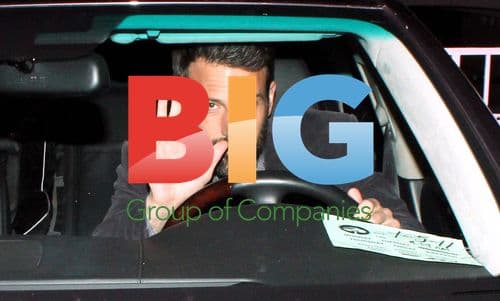 Ben Affleck signs 'Clerks' action figure