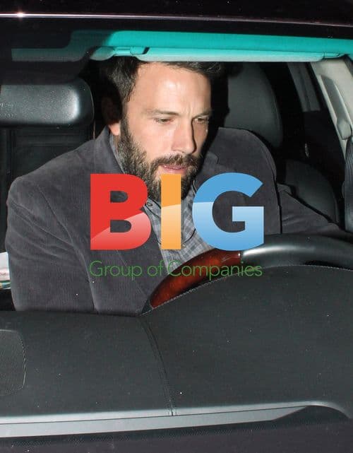 Ben Affleck signs 'Clerks' figure