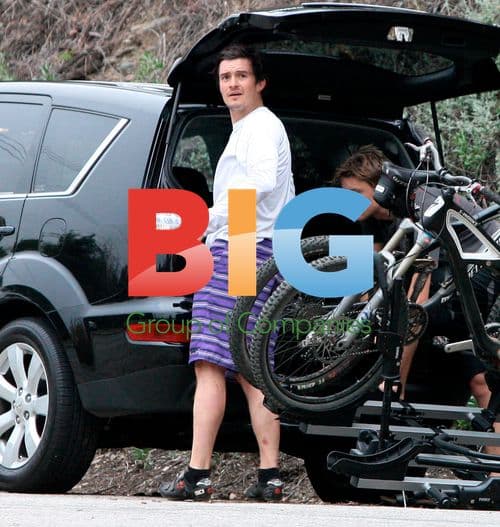 Orlando Bloom Taking a Leak