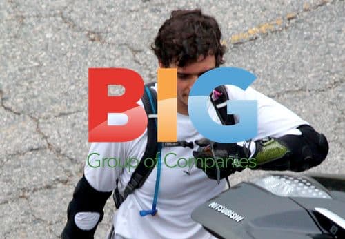 Orlando Bloom takes a leak before biking