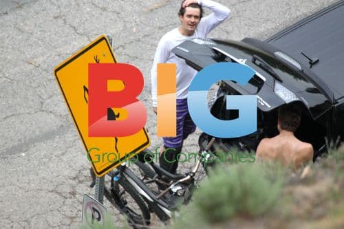 Orlando Bloom Peeing in Bushes Before Bike Ride