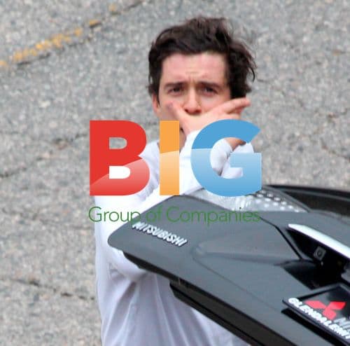 Orlando Bloom Relieving Himself Before Bike Ride