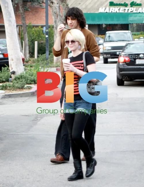 Nick Simmons and Girlfriend Grab Starbucks