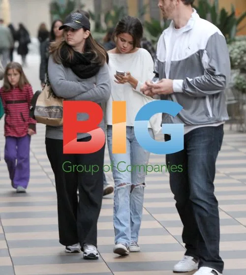Selena Gomez Spotted With Friends