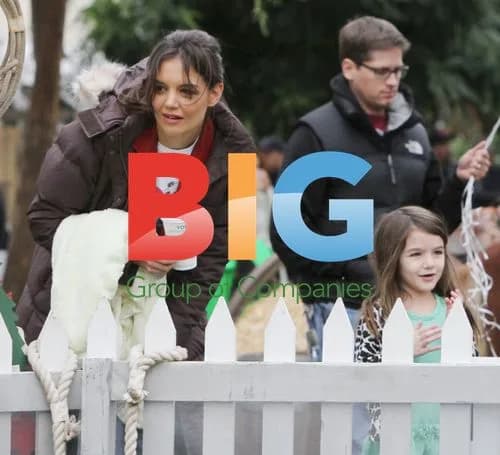 Katie Holmes and Suri visit petting zoo on "Jack and Jill" set