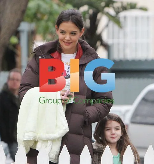Katie Holmes and Suri at Petting Zoo on Set