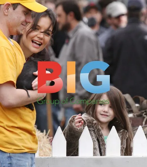 Katie Holmes and Suri at Petting Zoo on 'Jack and Jill' Set