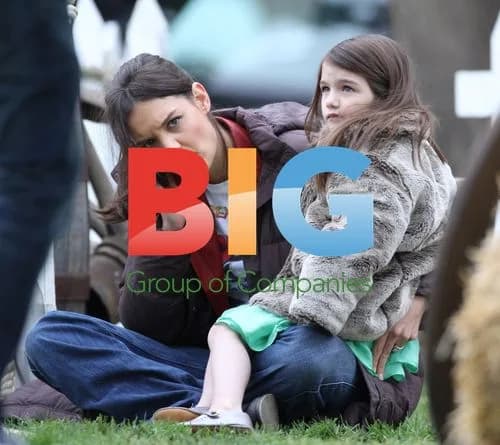 Katie Holmes and Suri at Petting Zoo on 'Jack and Jill' Set