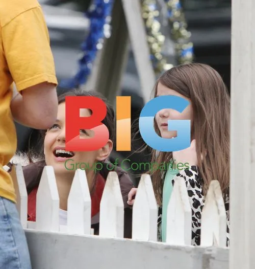 Katie Holmes and Suri at Petting Zoo on Jack and Jill Set