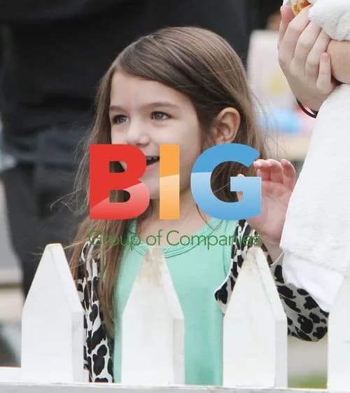 Katie Holmes and Suri at Petting Zoo on 'Jack and Jill' Set