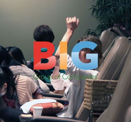 Audrina Patridge Gets Nails Done