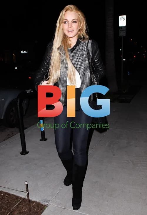 Lindsay Lohan Leaves Hal's Bar