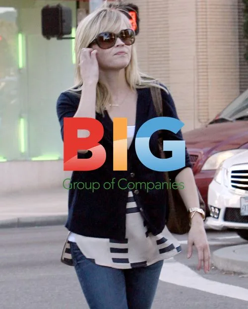 Reese Witherspoon Chats with Homeless Man