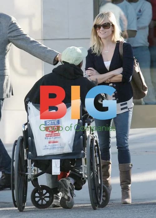 Reese Witherspoon Talks to Homeless Man