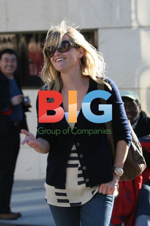 Reese Whitherspoon Helps Homeless Man