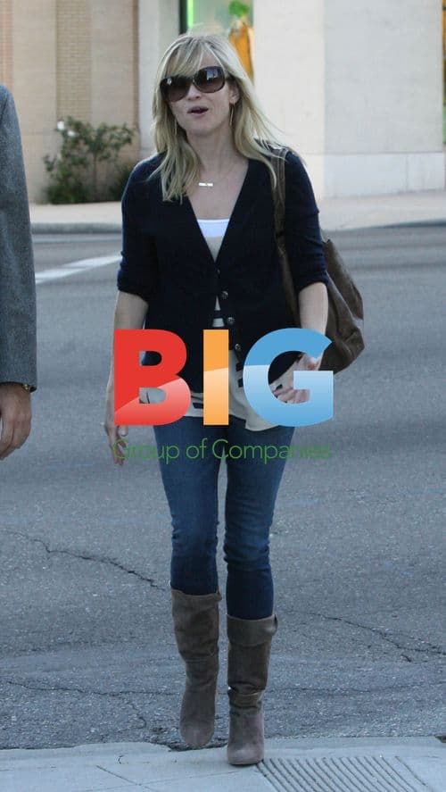 Reese Whitherspoon Giving Money to Homeless Man