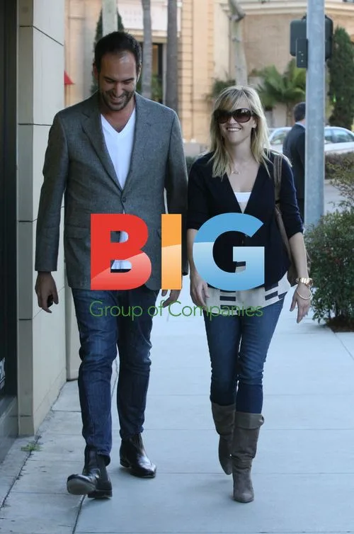Reese Witherspoon Gives Homeless Man Money