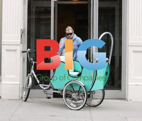 Kate Winslet Arrives Home on Tricycle