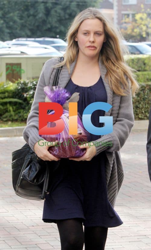 Pregnant Alicia Silverstone Leaves Il Piccolino