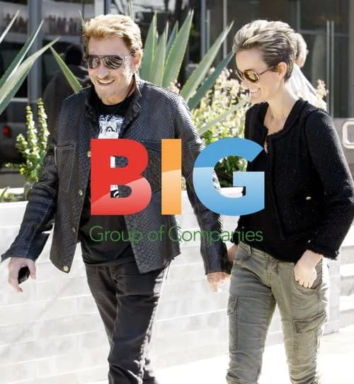 Johnny Hallyday Leaving Plastic Surgeon