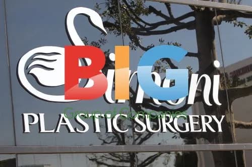 Johnny Hallyday Leaves Plastic Surgeon