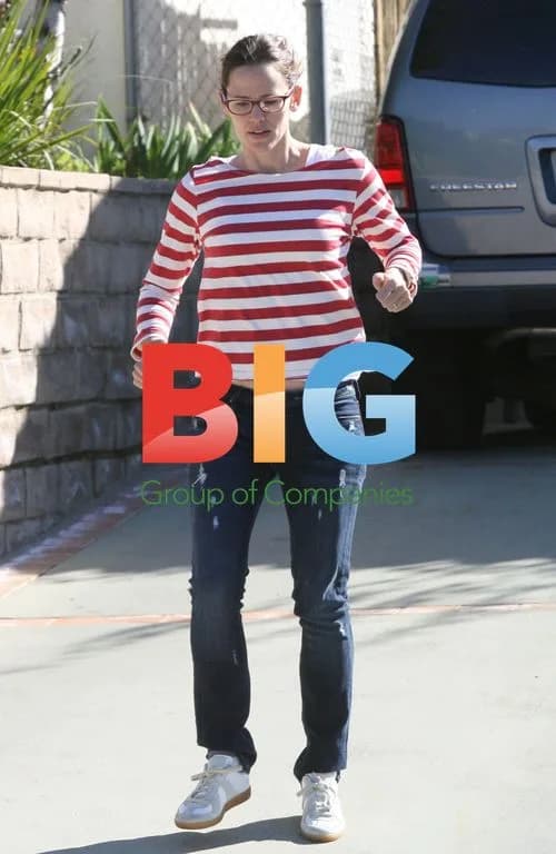 Jennifer Garner Leaving Friend\'s House